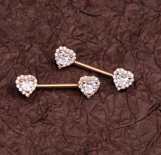 Anillos de pezón simulados corte corazón de 2 quilates barra piercing corporal enchapado en oro rosa de 14 quilates Foto 3 de 4