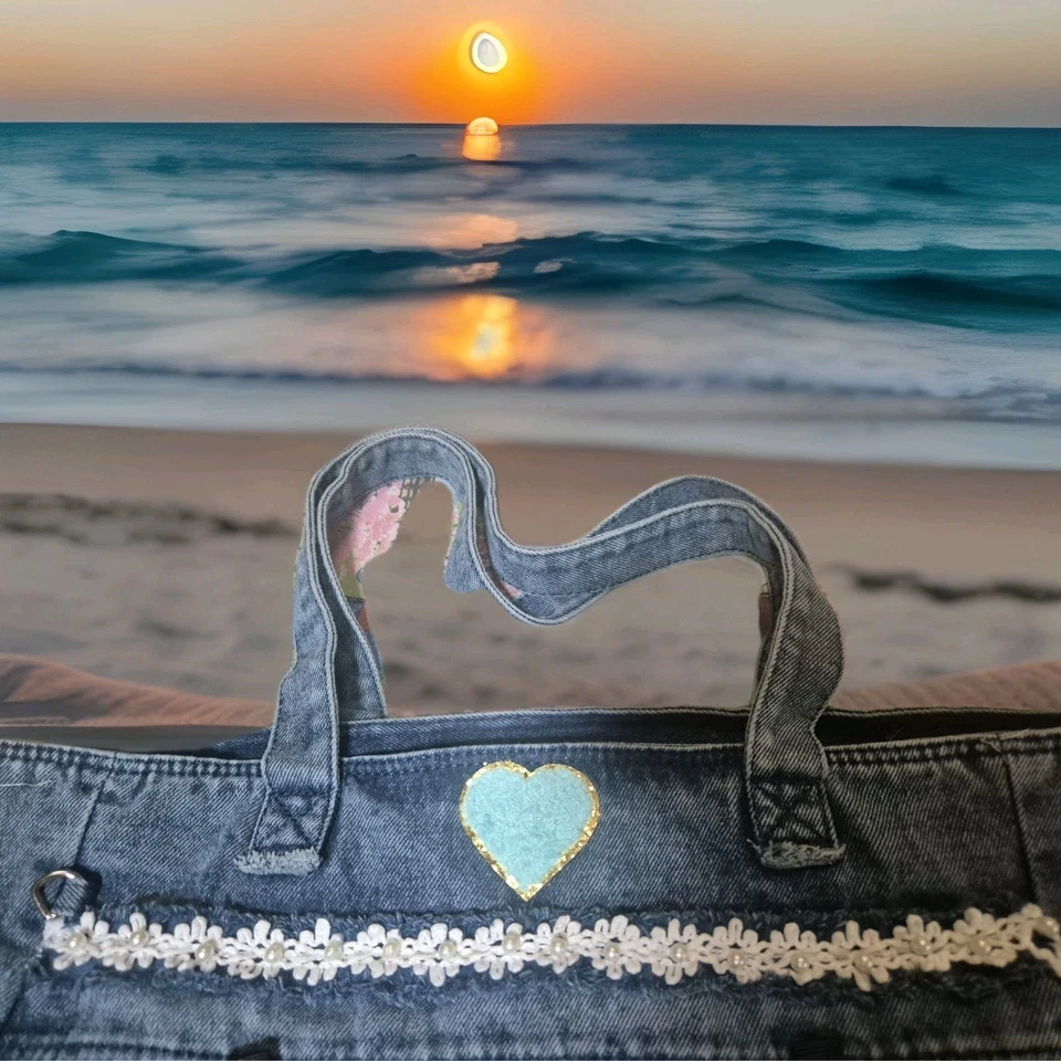 Bolso vaquero Boho con galón de margaritas, perlitas blancas Y corazón celeste. - Imagen 2 de 4