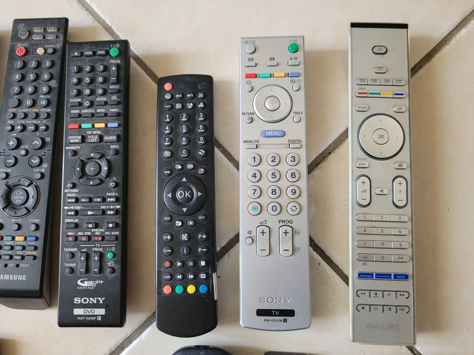 LOT DE 18 TELECOMMANDES OFFICIELLES SAMSUNG SONY PHILIPS LG - Photo 3/4
