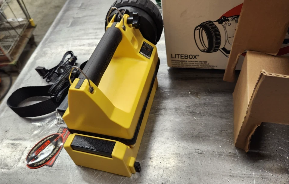 Steamlight 45821 Linterna LED Recargable Flood Litebox 12VDC y 120V Adaptadores de CA Foto 2 de 4