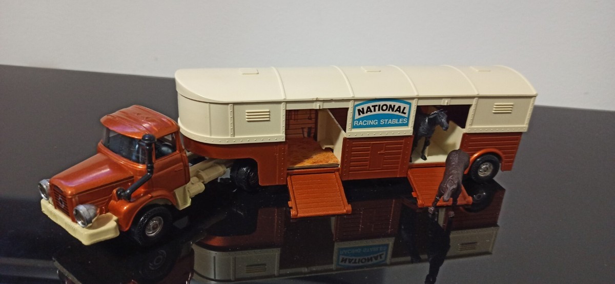 Camion Corgi Major Toys N°1105 – Berliet Transporteur De Chevaux Avec 2 Chevaux
