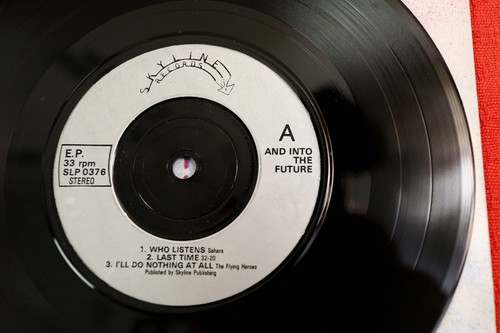 VARIOUS ARTISTS - UK 7" VINYL SINGLE - AND INTO THE FUTURE (SAHARA/32:20/ETC) - Picture 6 of 7