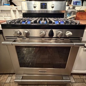 Gas stove top/oven model FPGF3077QF Frigidaire Professional Series 30-inch