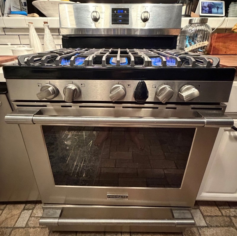 Gas stove top/oven model FPGF3077QF Frigidaire Professional Series 30-inch