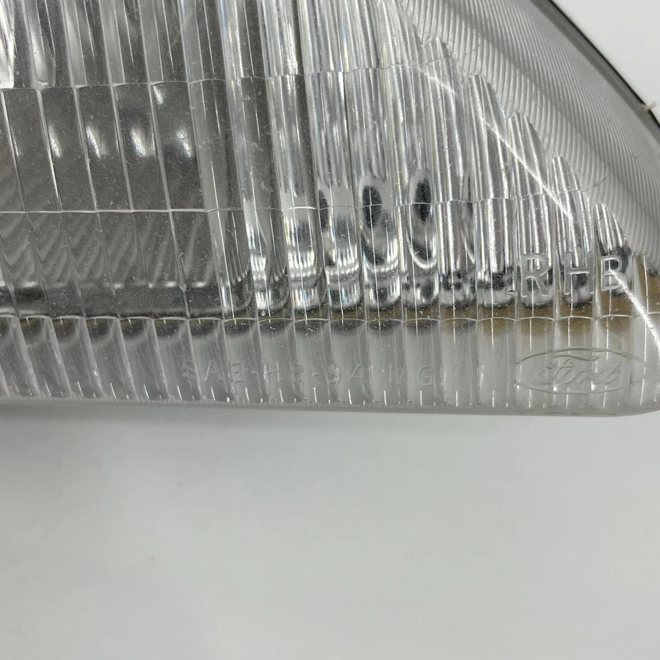 Faro derecho derecho Sylvania Ford Mustang SAE-HR-94MG Foto 4 de 4