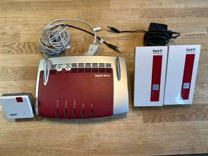 FRITZ!Box 7490 WLAN-Router, Rot/Silber, Inkl. Netzteil und 3 WLAN-Repeatern