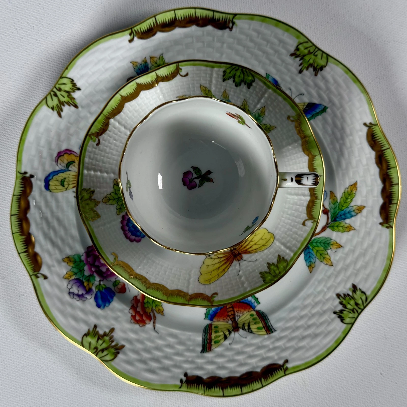 Original detail view of the cup saucer and dessert plate