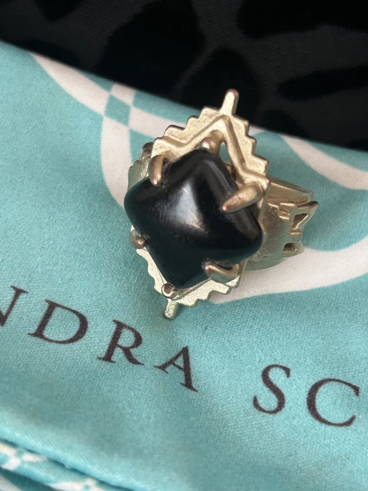 Anillo Kendra Scott vintage adornado tono dorado con piedra negra talla 7 Foto 4 de 4