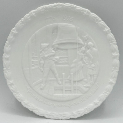 Vintage Fenton ''Proclaim Liberty Throughout all the Land'' Milk Glass Plate U195