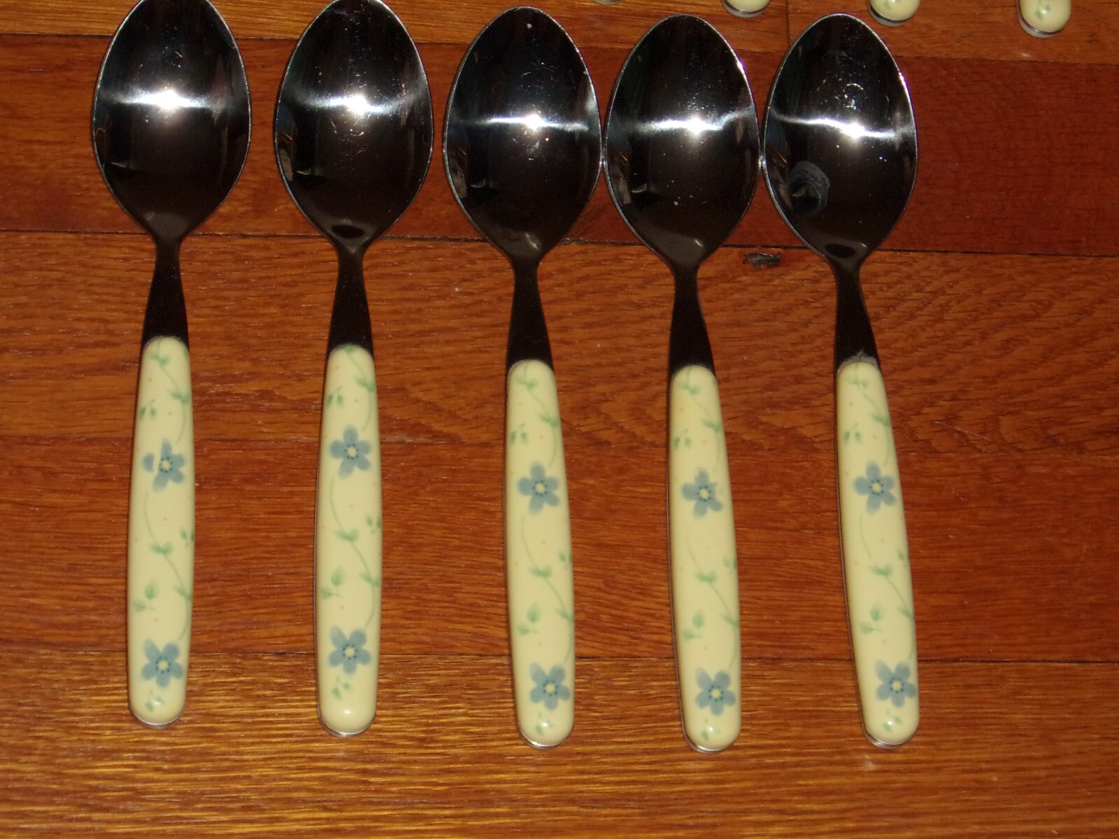 Pfaltzgraff Silverware Flatware Spoons Forks Knives 40 PCS EXCELLENT CONDITION