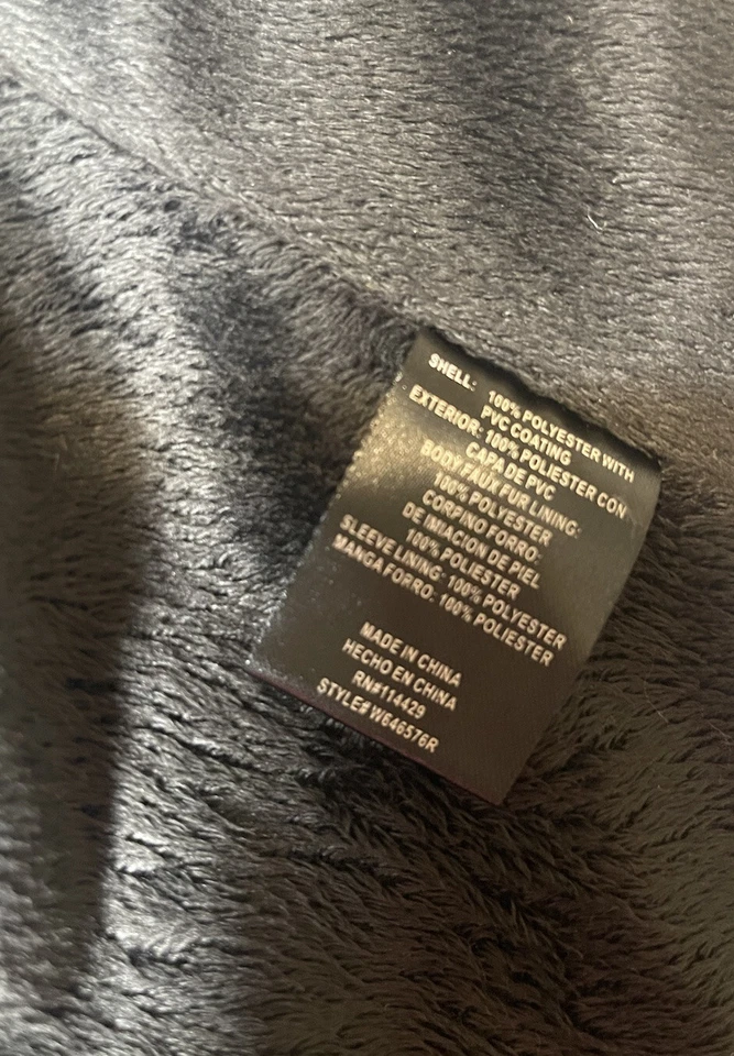 Chaqueta de cuero vegana Brave Soul pequeña negra con herrajes en tono dorado. Foto 4 de 4