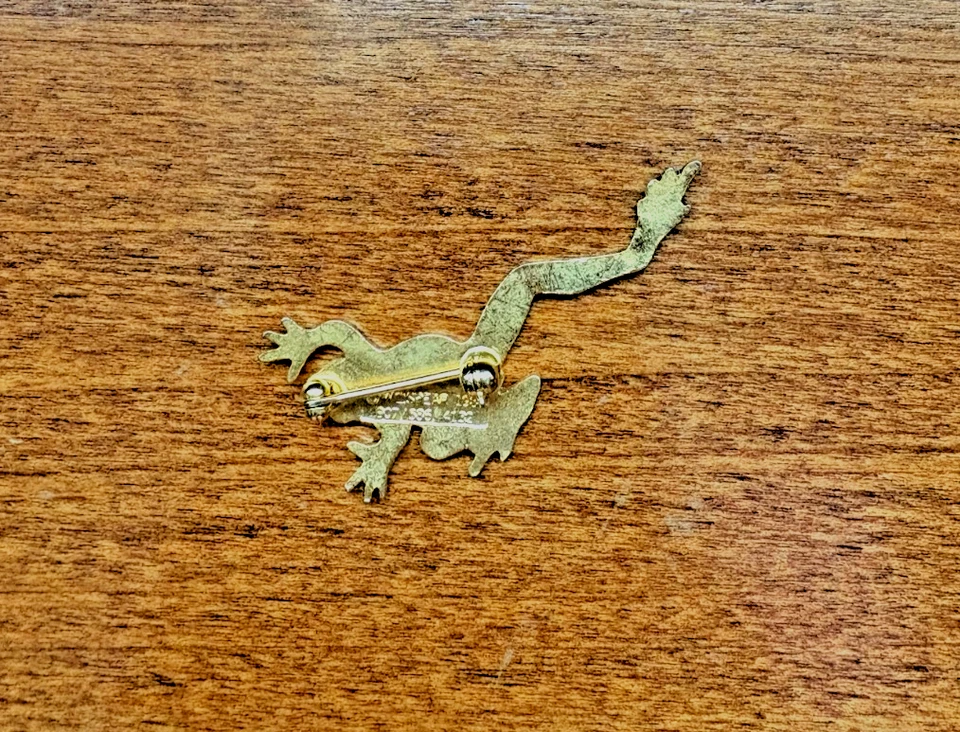 Broche prendedor vintage 1986 William Spear dorado esmalte rana verde y negro Foto 4 de 4