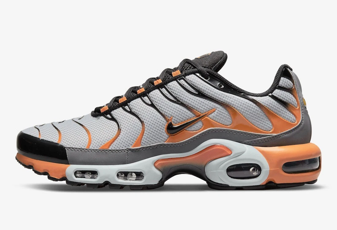 Orange and black store nike air max plus