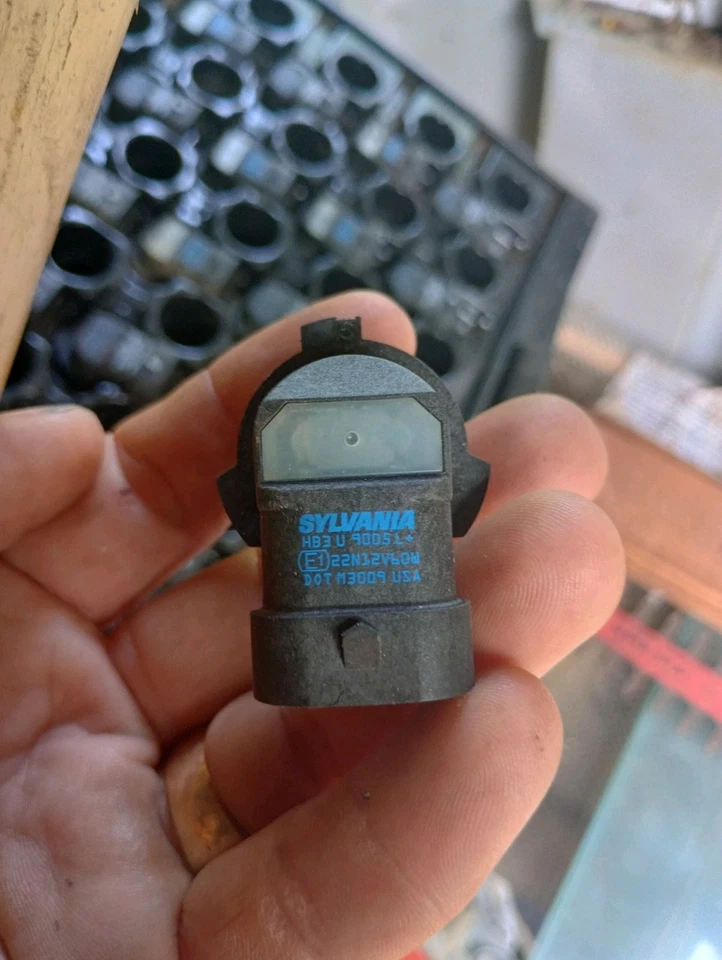 Lote de 10 lâmpadas de faróis automáticas Sylvania HB3 u 9005 NOVAS - Imagem 2 de 2