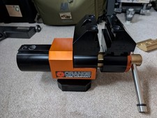 Orange Schraubstock mit Area419 Backensystem