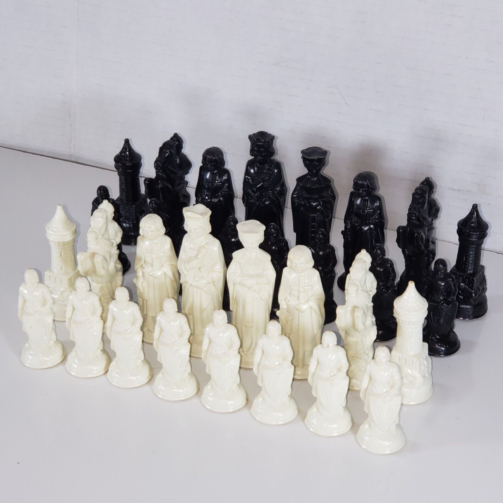 COMPLETE ANRI & LOWE CHESS SET 32 PIECES NO BOARD