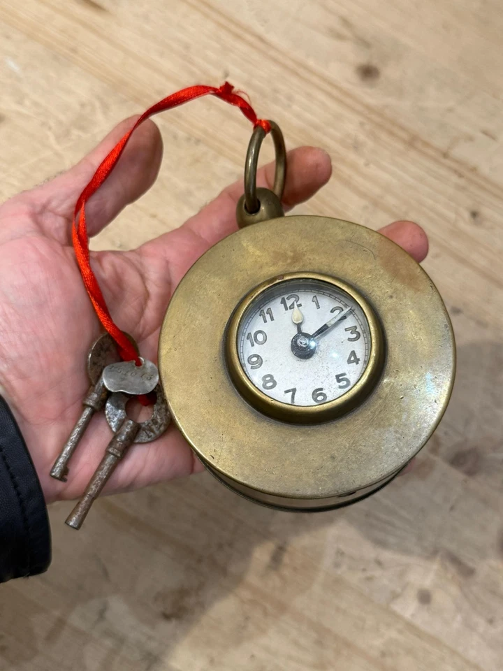 Orologio da ronda anni '20 per guardia notturna, funzionante e con sue chiavi - Immagine 2 di 4