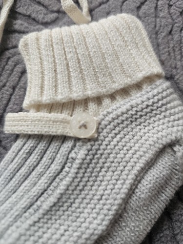Nuevo Ralph Lauren Gris Tejido Sombrero Y Botines Bebé Niño Conjunto de Regalo Edad 6-9 Meses - Imagen 3 de 7