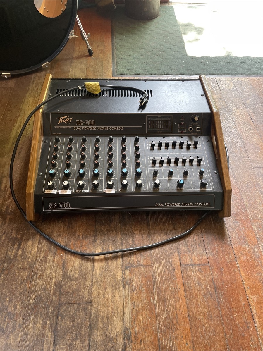 Vintage PEAVEY XR 700 SEVEN CHANNEL DUAL POWERED MIXING CONSOLE