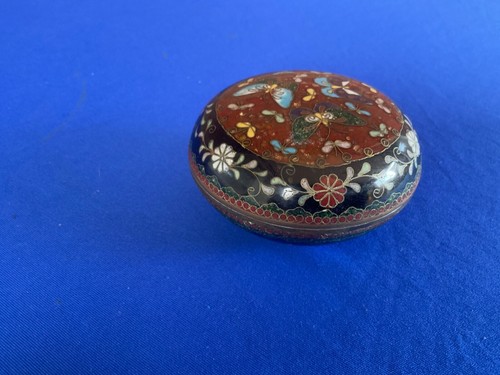 Antique Japanese Cloisonné Round Box with Butterfly Decoration - Picture 6 of 9