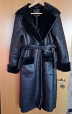 Wintermantel aus Lammfellimitat In Schwarz  mit Gürtel