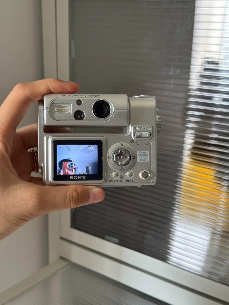 Sony Cyber-Shot DSC-F77 Silver 4.0MP Compact Digital Camera