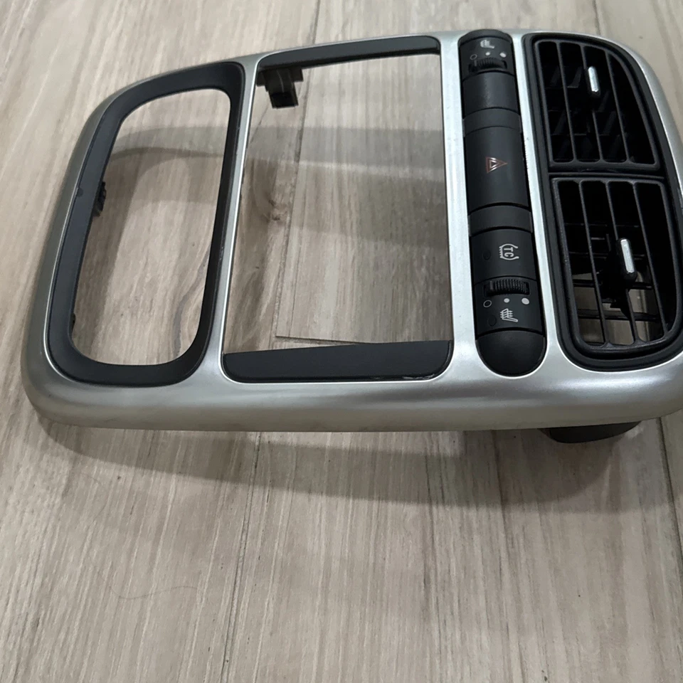 2001-2002 Saturn L200 moldura de ventilação de rádio prata acabamento de painel central fabricante de equipamento original - Imagem 3 de 4