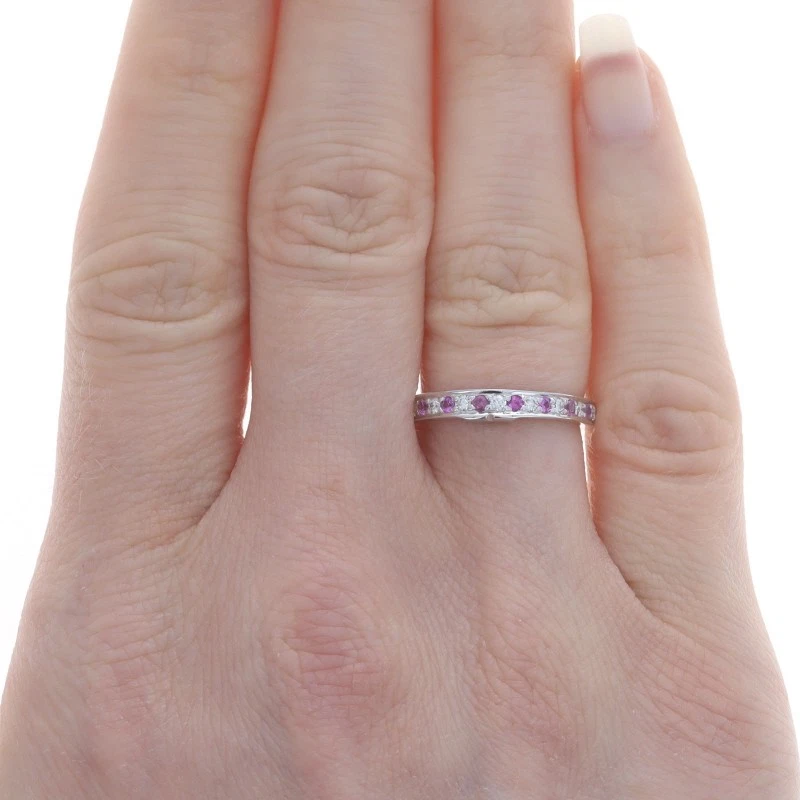 Alianza de boda de oro blanco con rubíes y diamantes - Anillo apilable redondo de 14 k 0,54 ctw Foto 2 de 4