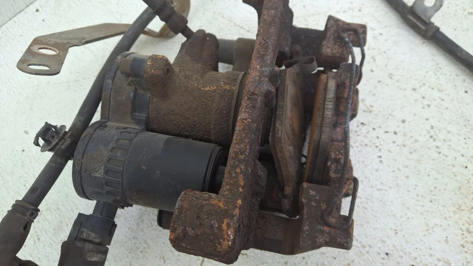 Conjunto de pinza de freno trasera izquierda del lado del conductor Subaru Outback 2015 OEM Foto 3 de 4