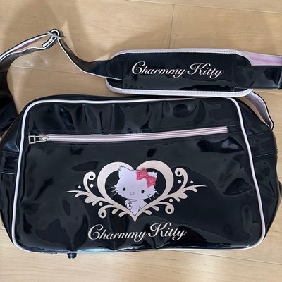 Charmy Kitty Emaille-Schultertasche mit niedlichem Charakter-Accessoire