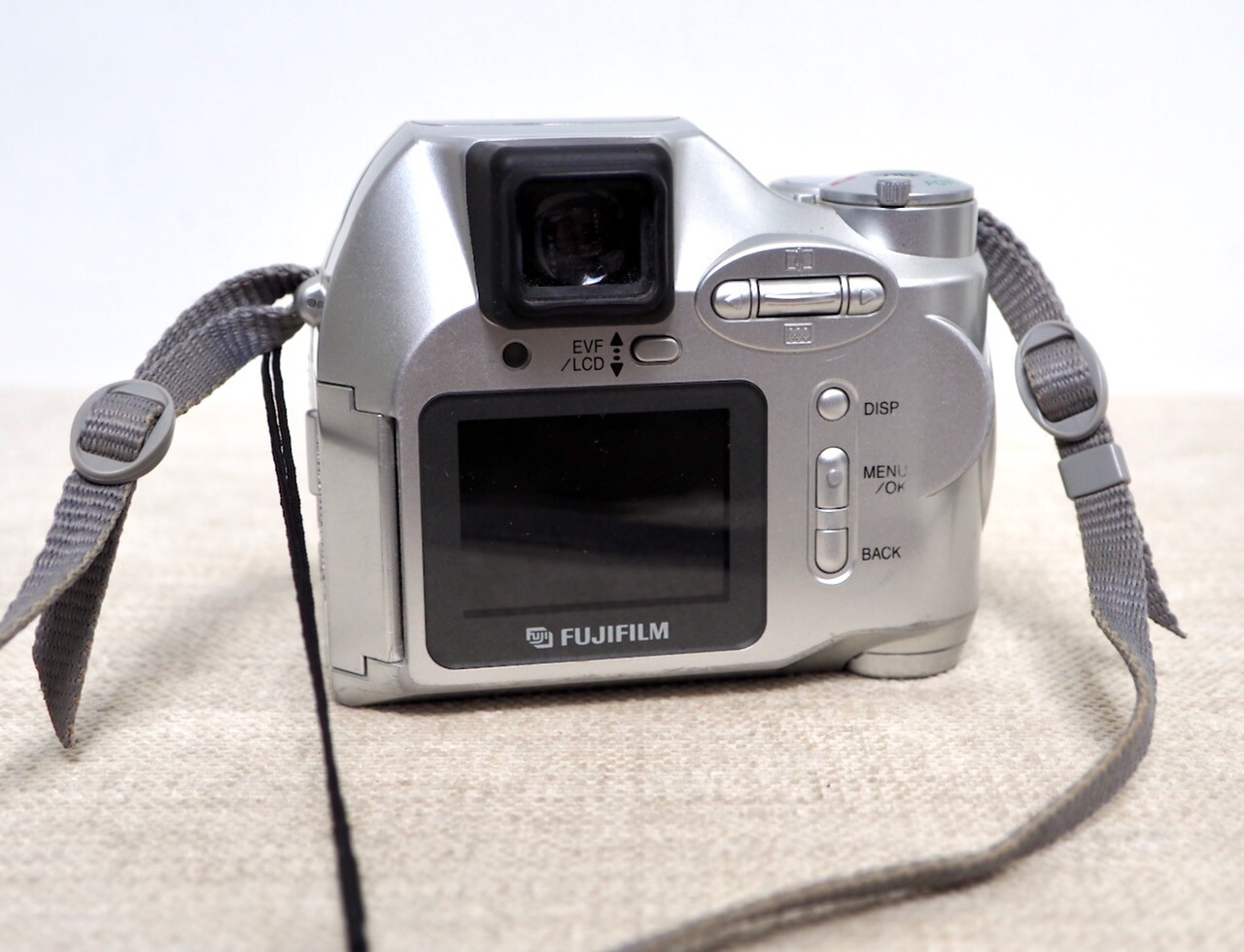 FUJIFILM FINEPIX 2800 Zoom Compact Bridge Digital Camera with memory