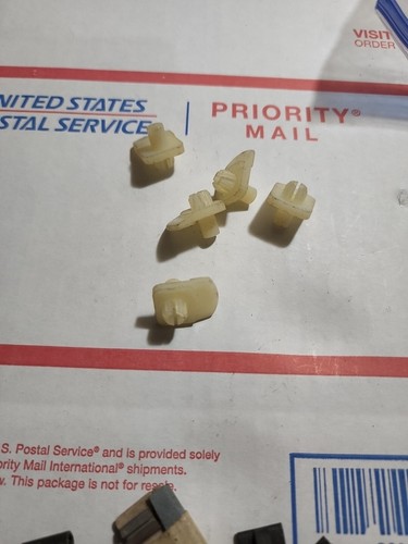 NOS LOT OF AMC MOLDING RETAINER CLIPS LOT OF 5 CLIPS OEM AMERICAN MOTORS PARTS