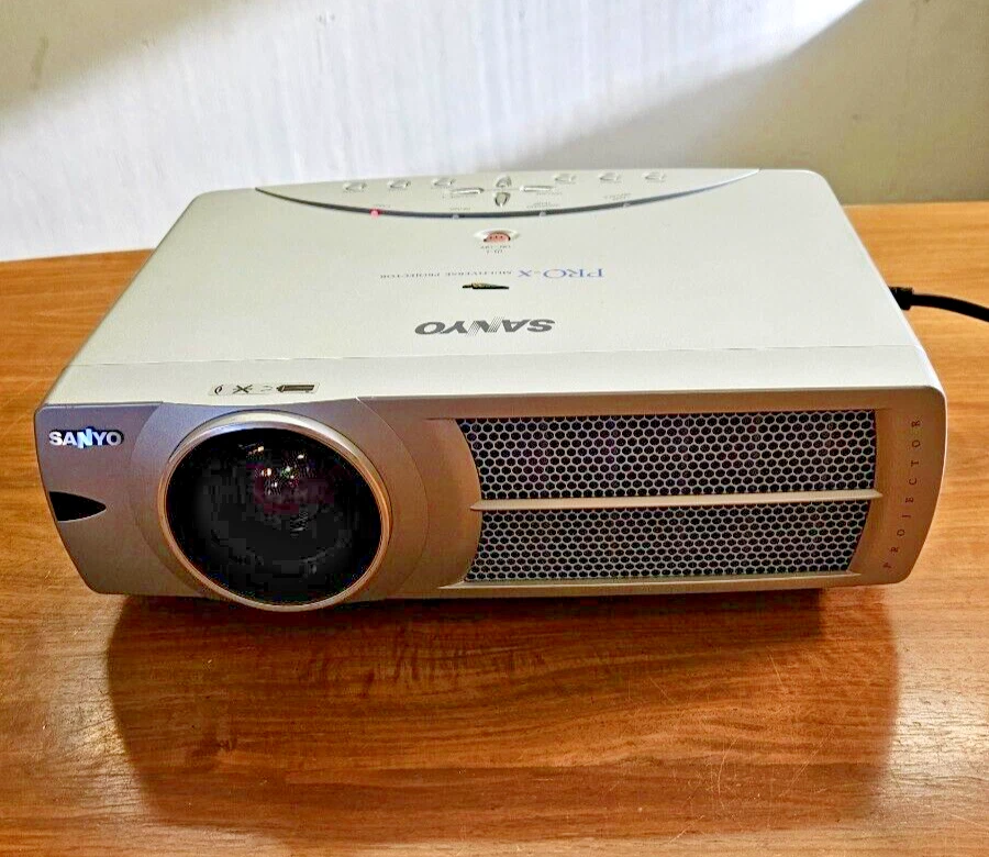Sanyo PLC-SL15 Multimedia Projector 1500lm, DVI VGA S-Video Component YPbPr, VGC - Image 4 of 4