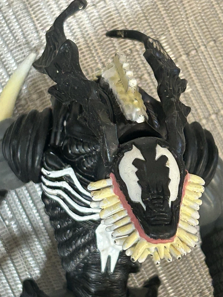 Marvel Spider-Man Along Came A Spider (1997) Figura de Simbionte Venom de Toy Biz Foto 3 de 4