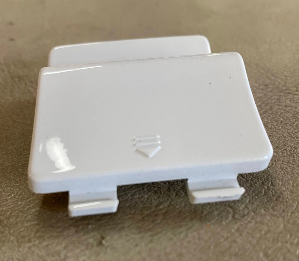 Tapa de ojo de remolque para parachoques trasero MBZ - 219-880-00-05-9960 - para CLS500 y CLS55 AMG Foto 4 de 4