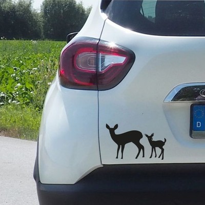 Aufkleber Auto Reh mit Kitz Jagt Sticker - 25 x 15 cm verschiedene Farben