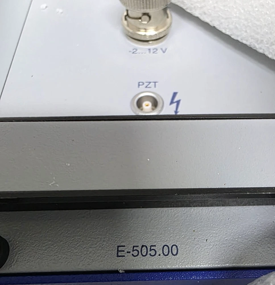 E-505.00 module detail: −2…12 V control input BNC and PZT output socket