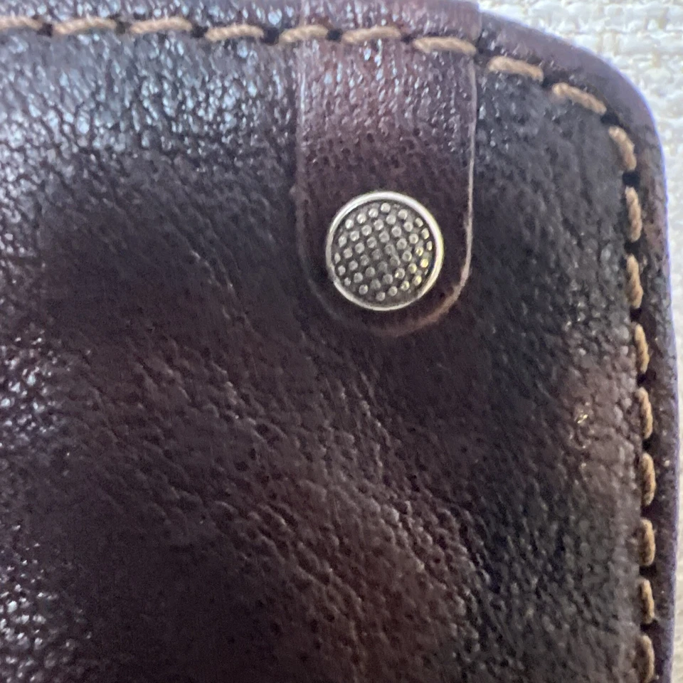 Cartera Fossil Pasaporte Cuero Rojo Cremallera Estuche Viaje Repujado Avión Correa de Muñeca Foto 3 de 4