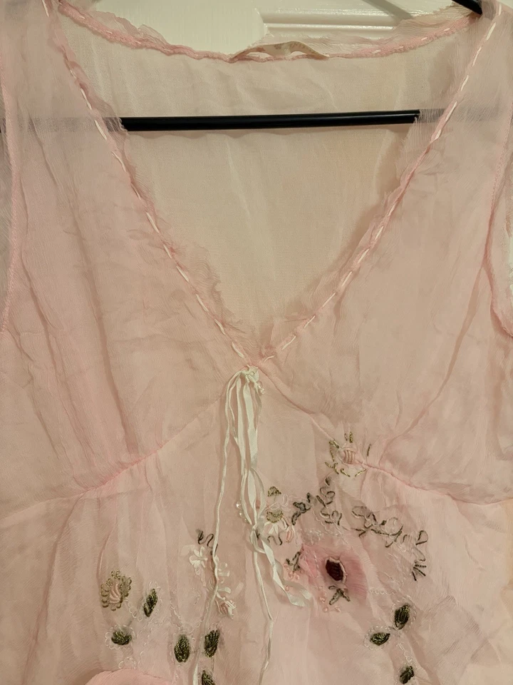 Nikibiki 复古刺绣婴儿粉色上衣 100% 真丝 M 码美国制造 — 第 2/4 张图片