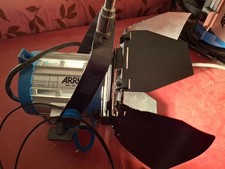 ARRI 300 Plus reflektor wolframowy fresnel z mocowaniem statywu, kratka bramy skrzydłowej