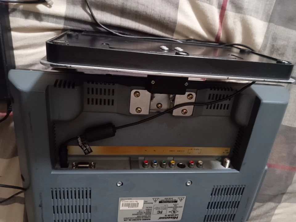 Hisense LCD1504US 15” LCD Color TV Portable Gaming Television - Tested/Working - Image 4 of 4