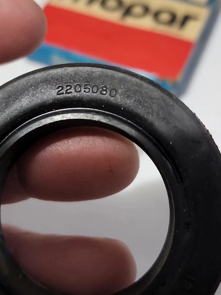 Nuevo de Lote Antiguo Chrysler Dodge Plymouth 1962-65 Trans Sello Trasero Automático/4 Velocidades MOPAR 2205080 OEM Foto 4 de 4