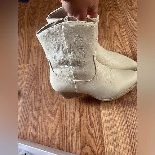 Womens cowgirl boots. New in box - Picture 5 of 8