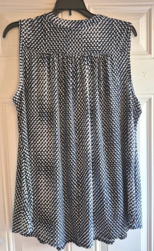 COCOMO Slvls Stretch Knit Blouse - 1X - Split V-Neck w/4 Btn Placket, Pockets - Picture 7 of 7