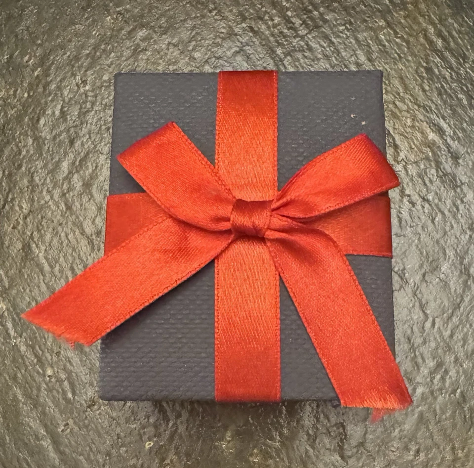 Aretes de plata de ley con diamantes de zanahoria de 1/10 Foto 3 de 4