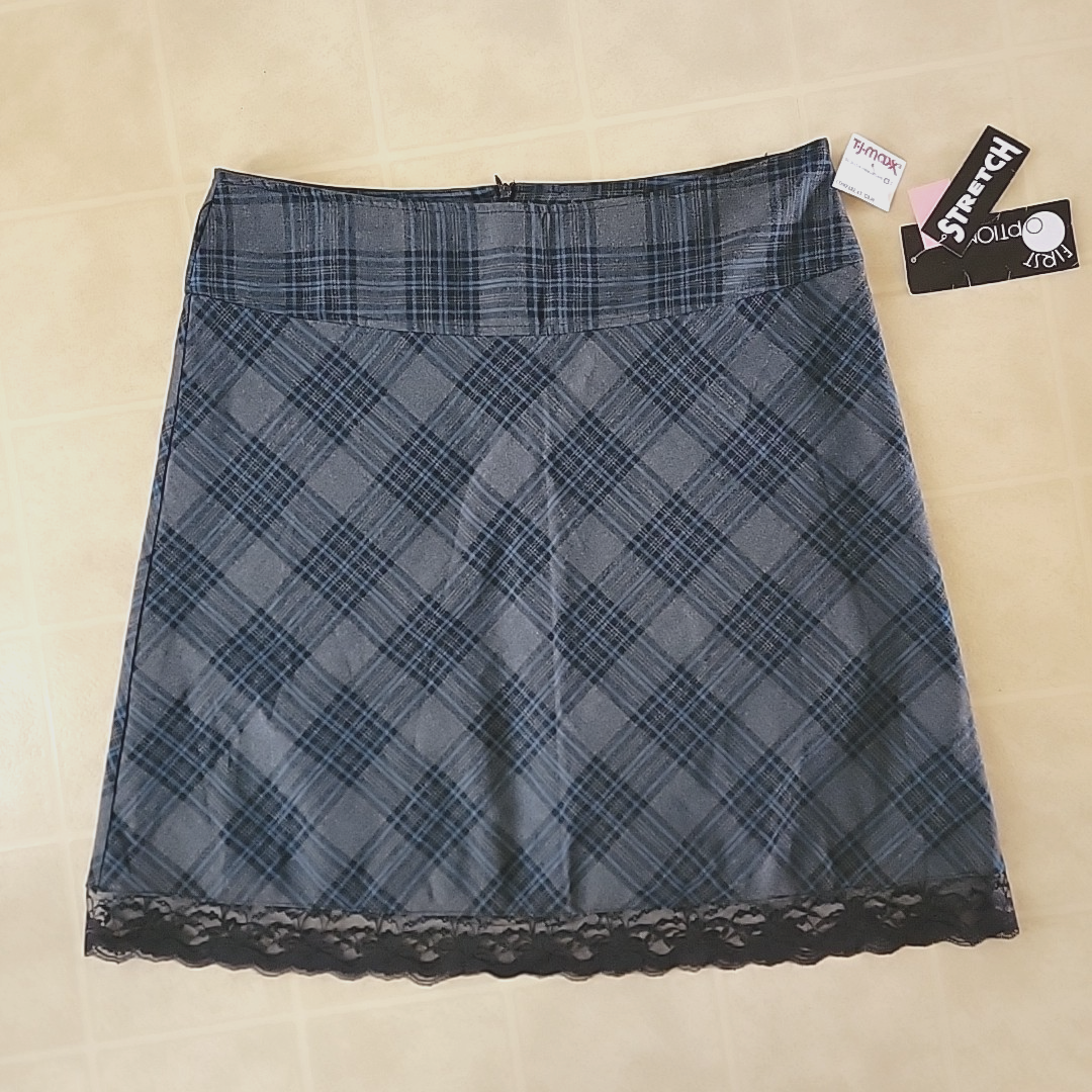 First Option Gray Plaid Skirt Women's Size 14 Knee Length New with Tags