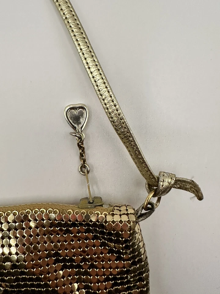 Bolso de hombro vintage de malla dorada Whiting & Davis cierre de cremallera corazón encanto Foto 4 de 4