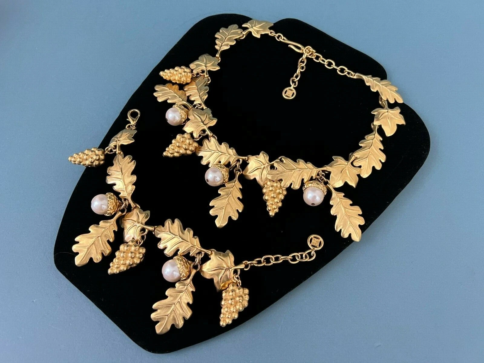 Insegna Givenchy Colore Oro Grosse Finte Perle Ghianda Fogliame Collana & Set