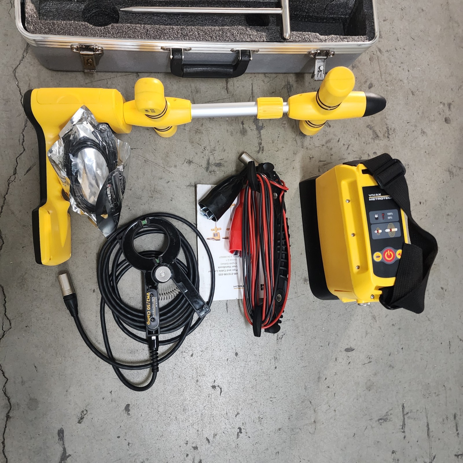 Vivax-Metrotech VM-810 Pipe & Cable Locator Kit 4" Clamp, Leads & Hard Case Used