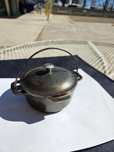 Vintage Griswold no.0 Cast Iron Dutch Oven with Lid 109, 581 Table Service